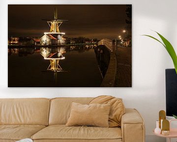 Beleuchtete Mühle mit Spiegelung im Wasser in den Niederlanden von iPics Photography