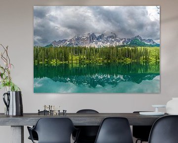 Der Karersee in den Dolomiten oder Karersee im Frühling von Sjoerd van der Wal Fotografie