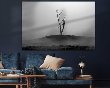 Neblige Vulkanlandschaft mit einem einsamen verbrannten Baum, bedeckt von Lavasteinen von Besa Art