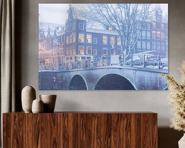 Verschneite Brücke mit Weihnachtsbeleuchtung in Amsterdam von Richard Nell