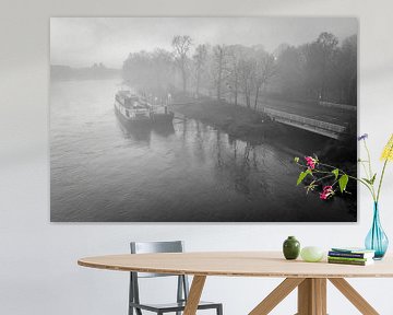 Botel en Maasboulevard in de mist