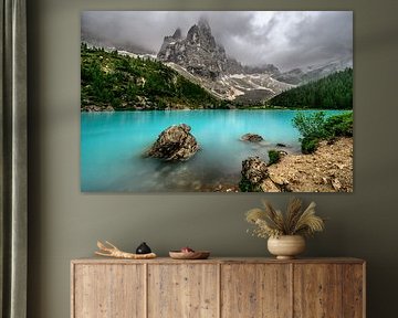 Der Sorapissee in den Dolomiten an einem bewölkten Frühlingstag von Sjoerd van der Wal Fotografie