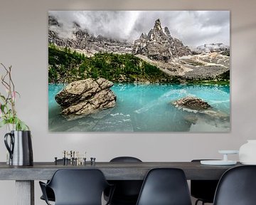 Der Sorapiss-See in den Dolomiten an einem bewölkten Frühlingstag von Sjoerd van der Wal Fotografie