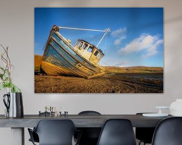 Schotland, oude houten boot in late middagzon van Michel Seelen