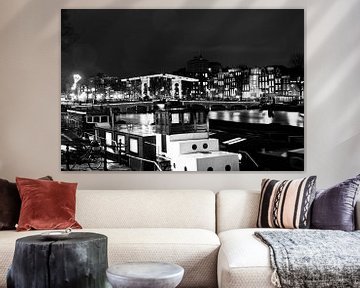 De Amstel brug met boten in Amsterdam  zwart-wit van Dexter Reijsmeijer