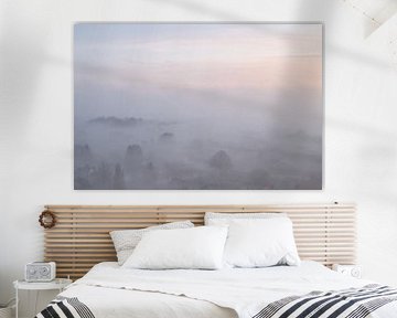 Brouillard matinal près d'Arnhem en direction de Velp au lever du soleil