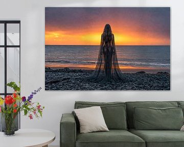 Dame bei Sonnenuntergang an der Nordsee