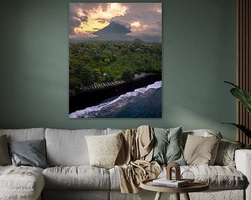 Amed Beach Bali – Vulkanische Küste bei Sonnenuntergang von Ewold Kooistra