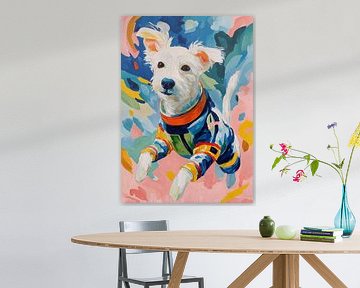 Witte hond in blauw racepak
