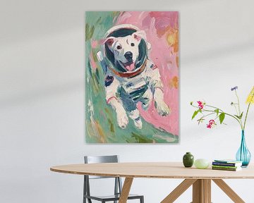 Hond in ruimtepak in abstracte kleurenwolk