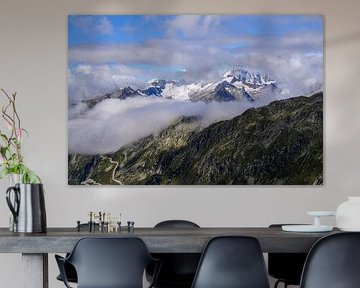 Sommerliche Berglandschaft in der Schweiz mit grünen Almen und markanten Gipfeln. von Miriam Schwarzfischer Fotografie