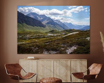 Sommerliche Berglandschaft in der Schweiz mit grünen Almen und markanten Gipfeln. von Miriam Schwarzfischer Fotografie