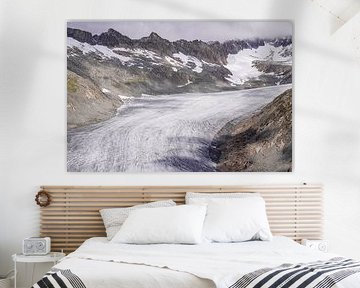 Sommerliche Berglandschaft in der Schweiz mit grünen Almen und markanten Gipfeln. von Miriam Schwarzfischer Fotografie