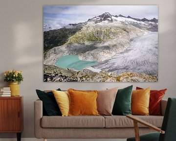 Sommerliche Berglandschaft in der Schweiz mit grünen Almen und markanten Gipfeln. von Miriam Schwarzfischer Fotografie
