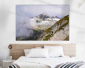 Sommerliche Berglandschaft in der Schweiz mit grünen Almen und markanten Gipfeln. von Miriam Schwarzfischer Fotografie