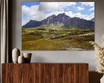 Unberührte alpine Wildnis in den Schweizer Alpen mit schroffen Gipfeln und rauer Natur. von Miriam Schwarzfischer Fotografie