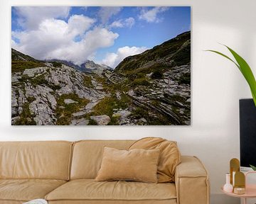 Unberührte alpine Wildnis in den Schweizer Alpen mit schroffen Gipfeln und rauer Natur. von Miriam Schwarzfischer Fotografie