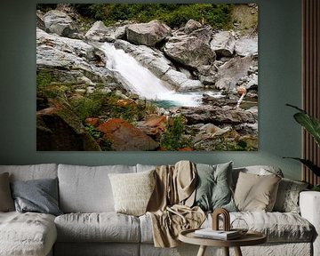 Unberührte alpine Wildnis in den Schweizer Alpen mit schroffen Gipfeln und rauer Natur. von Miriam Schwarzfischer Fotografie