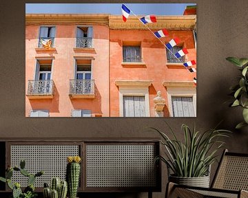 Franse gevel met vlaggen van Jasmijn Brussé