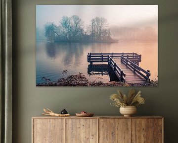 Mist in de morgen bij steiger