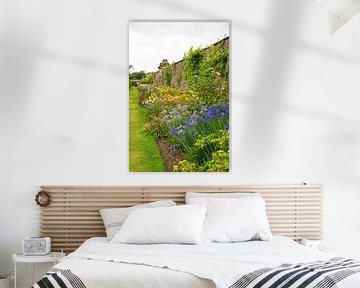 Englischer Schlossgarten mit farbenfroher Blumenrabatte