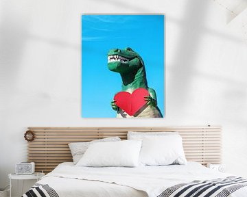 Tyrannosaurus Rex mit einem roten Papierherz von Tom Windeknecht