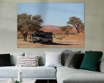 Expedition in desert landscape by Arthur van Iterson