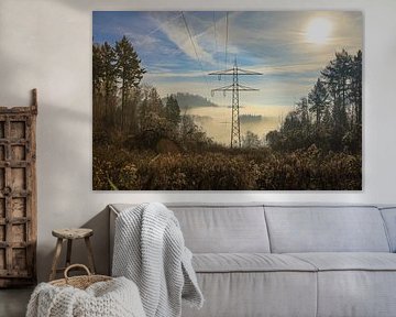 Hoogspanningsmasten onder de ruïne Nellenburg bij Stockach met mist - Landkreis Konstanz van BlattArt - Christine Horn