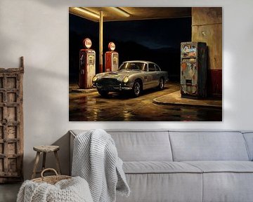 Benzinestation 's nachts met Aston Martin DB5