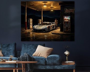 Zilveren Koenigsegg bij nacht in nostalgische benzinestation-scène