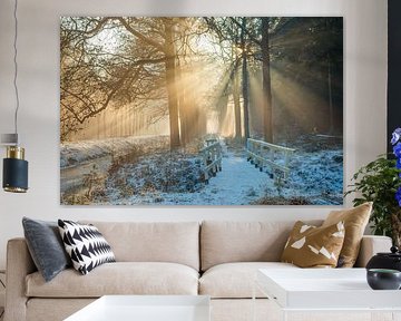 Pont enneigé vers les rayons du soleil