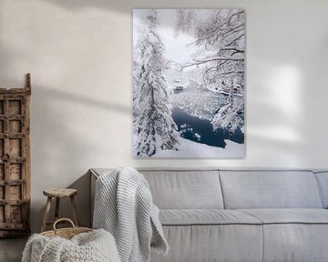 Vue sur une rivière gelée et une maison en bois | Photographie de voyage | Parc national d'Oulanka e