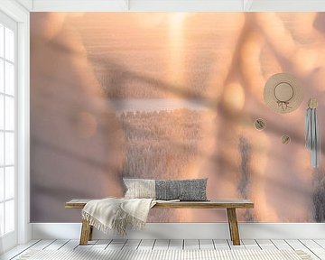 Sonnenuntergang mit Blick durch verschneite Äste in Lappland | Reisefotografie-Druck