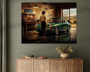 Grüner Porsche 911 in nostalgischer Garagenszene