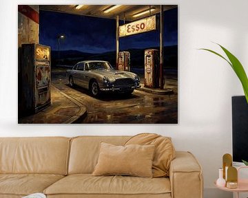 Aston Martin DB5 an einer Tankstelle bei Nacht
