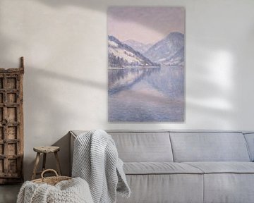 Alpensee im Winter – Spiegelbild – Ruhige verschneite Landschaftskunst von Travel Shop