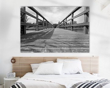 Holzbrücke in Schwarz-Weiß – De Pluimpot, Sint Maartensdijk von Michar Peppenster