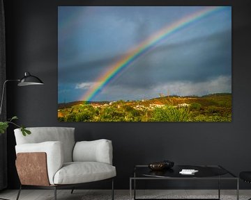 Schönes Bild eines Regenbogens in Pedeira, Portugal von Fred Leeflang