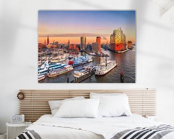 Sonnenuntergang an der Elbphilharmonie in Hamburg, Deutschland