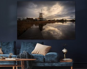 Mühle De Rat in IJlst vom Steg aus – winterliche Reflexion am Wasser unter einem dramatischen Himmel von KB Design & Photography (Karen Brouwer)