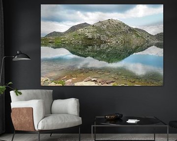 Hochalpine Bergseen und beeindruckende Gipfelkulisse in der ursprünglichen Natur der Meraner Seeplatte in Südtirol.