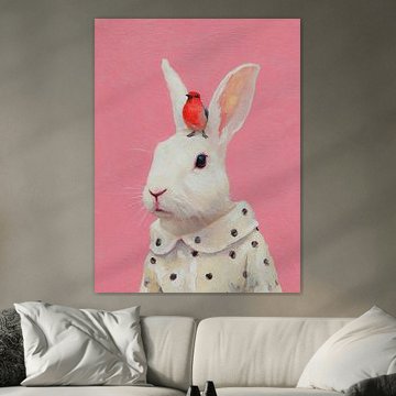 Weißes Kaninchen mit rotem Vogel auf rosa Hintergrund