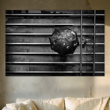 Fröhlicher Regenschirm auf den Stufen des Einkaufszentrums Entre Deux von Streets of Maastricht