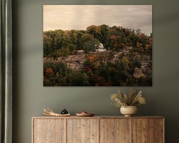 Waldgasthaus über Klippe