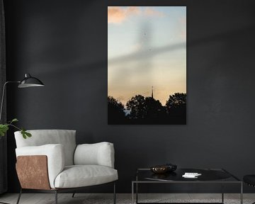 Kirchturm bei Sonnenuntergang Minimalistische Silhouette von Femke Ketelaar