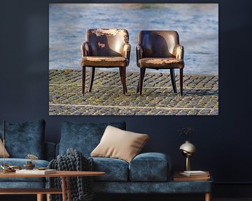 Deux chaises sur le quai