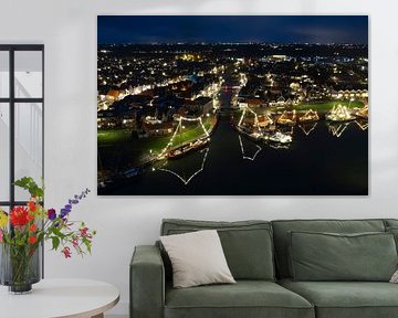 Makkum Hafen bei Nacht mit beleuchteten Schiffen von Ewold Kooistra