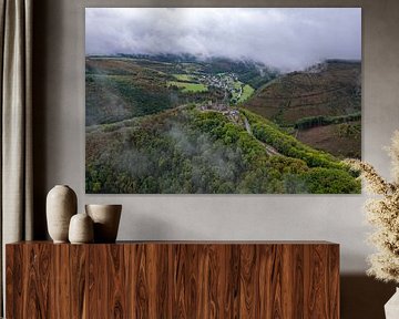 Burg Bourscheid im Nebel aus der Luft von Ewold Kooistra