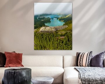 Verlassenes Hotel am Kratersee auf den Azoren von Ewold Kooistra