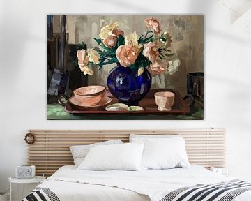 Rosenstrauß in tiefblauer Vase von Imperial Art House